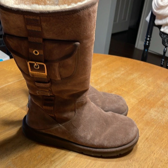 UGGS - Picture 3 of 6